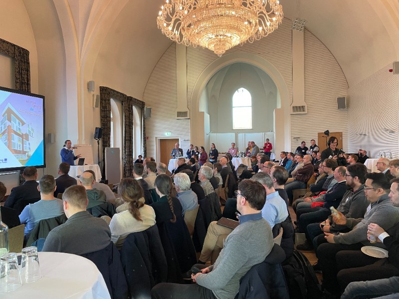 EnergiesprongDE's tweet photo. #Energiesprong on tour 🚌🏗 in Mönchengladbach: Mehr als 100 Interessierte werfen heute im #Living Lab der @LEGwohnen einen Blick hinter die Fassaden serieller Sanierungsprojekte von @SaintGobainME, #BundO, #Fischbach, #ecoworks, #Renowate.
Seien Sie jetzt dabei👇😃 https://t.co/uuM9nm4OKh