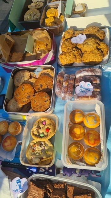 UcuWaterloo's tweet photo. Roses are red
Inequality & neoliberalism make us blue
Cakes can be sweet
And so are @ucu
Come along & buy our anti-neoliberal cakes & support the strike fund @KCL_UCU
#anotheruniversityispossible
#ucucakesRISING https://t.co/2JskMLRKu4