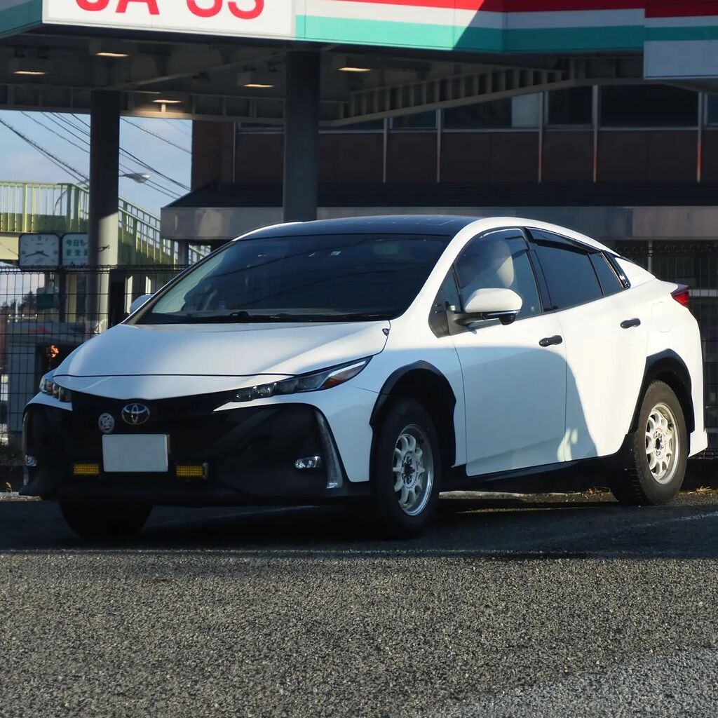 nyankorotaxi's tweet image. これ、キットが出ているのか？
個人の好みに横やりを差すのはどうかだけど、わたしにもし潤沢な所得があれば三菱アウトランダーのPHEVとか選んでそう。
priuscross??
#toyota #priusphv