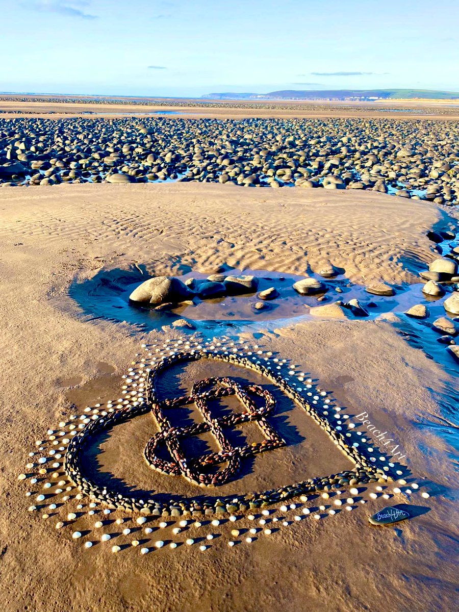 pembsphoto's tweet photo. some #Welsh 🏴󠁧󠁢󠁷󠁬󠁳󠁿 #welshknot #beachart on #ValentinesDay 💜 #beachforart @elonmusk @StaceySolomon https://t.co/VVy7ZiCBLV