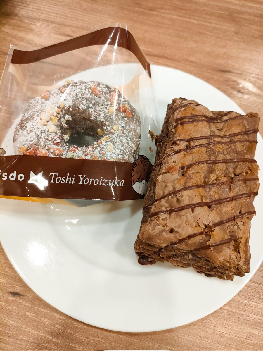 LIBERAL_JEWELRY's tweet photo. アクセサリーを作るための元気を補給！

作品づくりに糖分は欠かせません🍩

#ハンドメイド https://t.co/6yzMmu8ttF