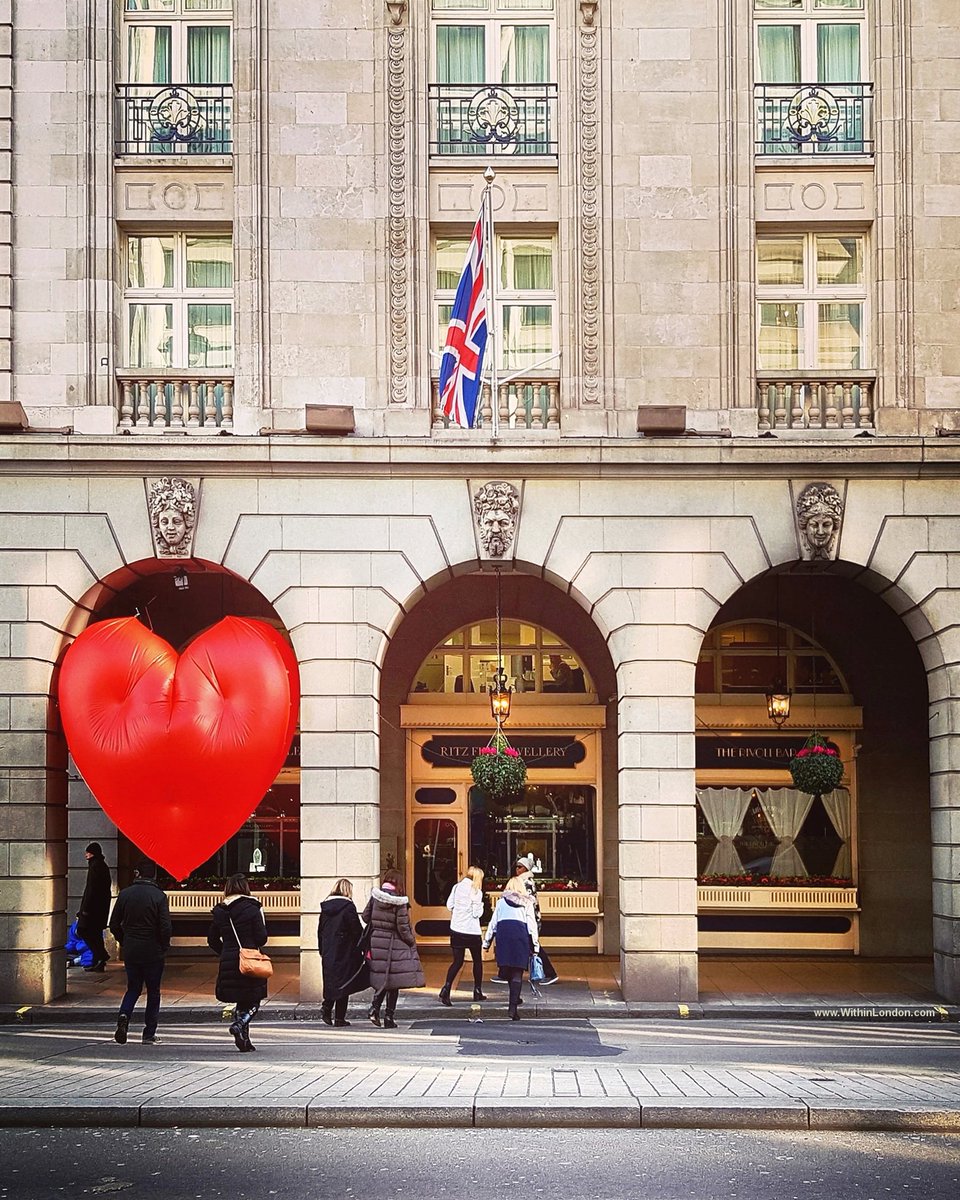 ❤️ Happy Valentine's Day from London 📌 The Ritz @theritzlondon beautifully decorated in with a Chubby Heart by artist @anyahindmarch a few years ago.

▶️ Follow @withinlondon
📸 Ina/WithinLondon

#london #ValentinesDay #14february #letsdolondon #ValentinesDay2023