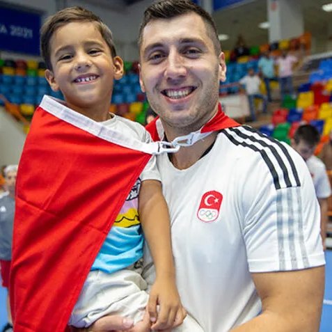 ihfhandball's tweet photo. It is with great sadness that we learned of the death of Türkiye men's team captain Cemal Kütahya and his five-year-old son Çınar, who were buried in rubble due to the devastating earthquakes that hit Türkiye and Syria on Monday. Kütahya was a key part of the indoor national team https://t.co/4pz1vlyAdC