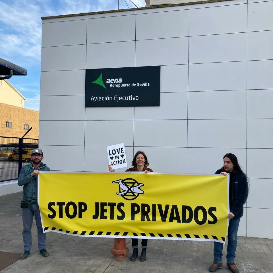 Acto de protesta en el aeropuerto de Sevilla contra los Jets Privado.
BREAKING: activists from Scientist Rebellion, Extinction Rebellion and Stay Grounded take part in a global day of action, demanding:
✅ #BanPrivateJets 🍾
✅ #TaxFrequentFlyers ✈️
✅ #MakePollutersPay 🔥