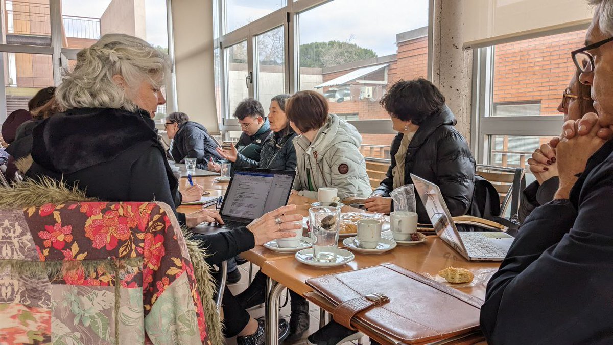 Es una oportunidad para poner en común los distintos proyectos de <a href="/ComuCuidados/">Comunidades de Cuidados</a> en el marco de la Estrategia de #Desinstitucionalización, que coordinan <a href="/Jubilares/">Asociación Jubilares</a>, <a href="/MayoresUDP/">Mayores UDP</a> y <a href="/EquipoAndecha/">Andecha. Participación y Trabajo Comunitario</a> Financiado por <a href="/MSocialGob/">Ministerio de Derechos Sociales, Consumo y A2030</a> dentro del <a href="/P_Recuperacion/">Plan de Recuperación</a> con fondos #NextGenerationEU