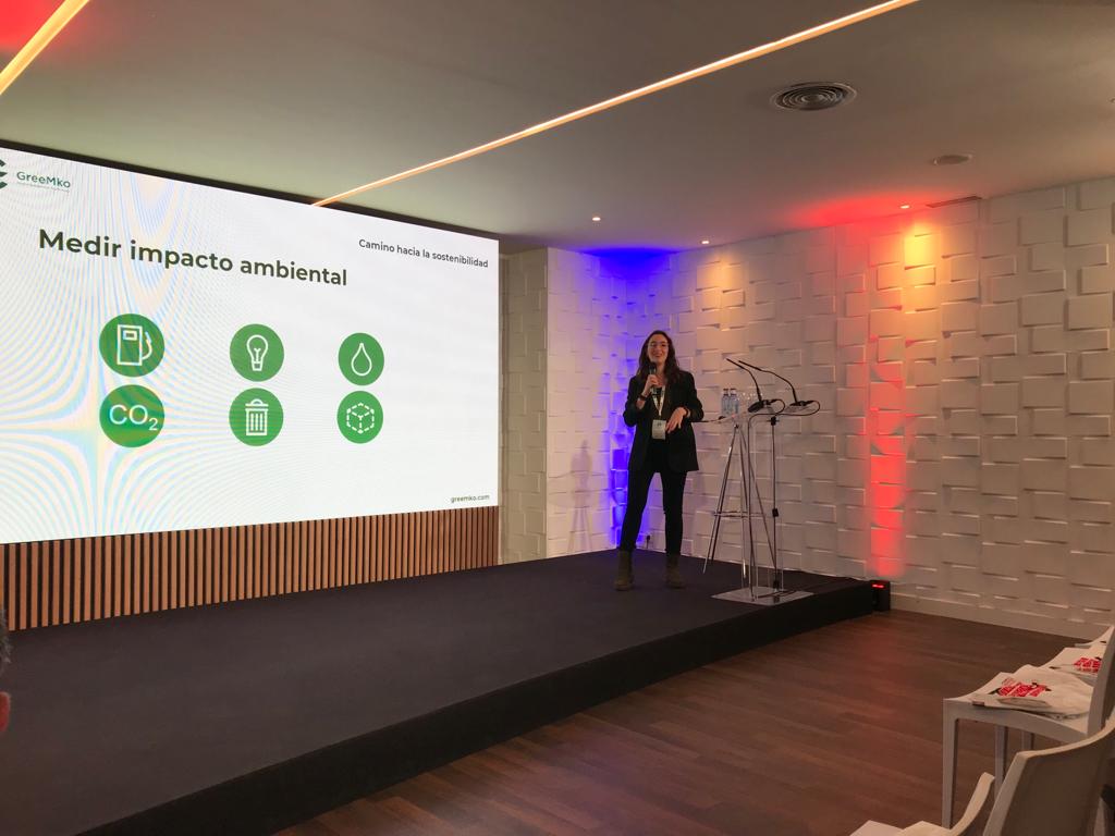 Fespa_Comunica's tweet photo. 📌Claudia Fuentes de @greemkosga presentando la calculadora de cálculo de la huella de carbono para el sector de la comunicación visual
#ForoComunicacionVisual #FESPA #comunicacionvisual https://t.co/l0ShwdJ8Oa