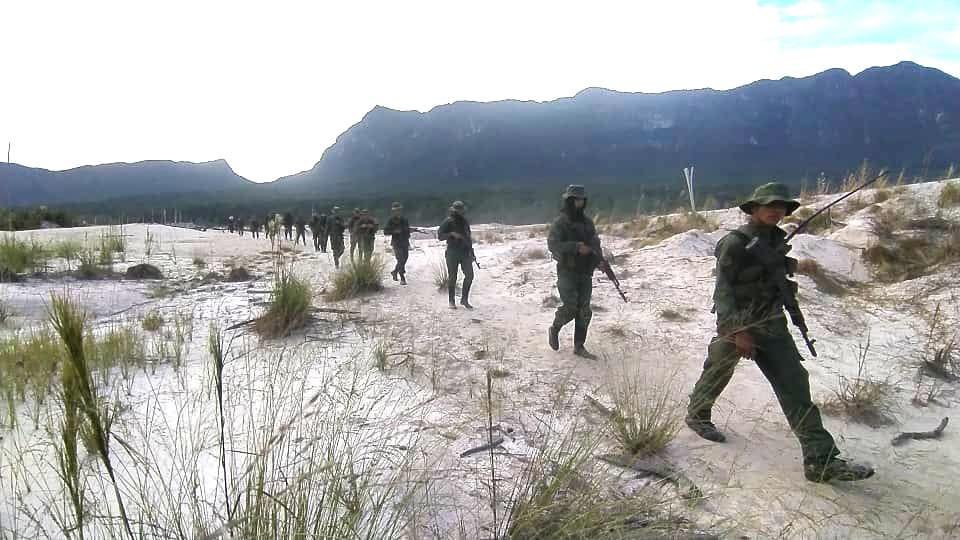 dhernandezlarez's tweet photo. #FANB desplegada en el estado Bolívar, desmantelando campamentos de minería ilegal en zonas protegidas por el Estado que irrespetan el ordenamiento territorial y contaminan el ambiente. https://t.co/u8JW8335sc