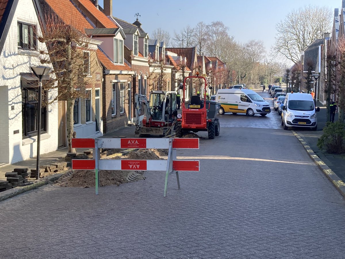 Vanmorgen gealarmeerd voor een gaslekkage. Wij zijn ter plaatse. <a href="/Stedin/">Stedin</a> is aanrijdend #graafwerkindezon
