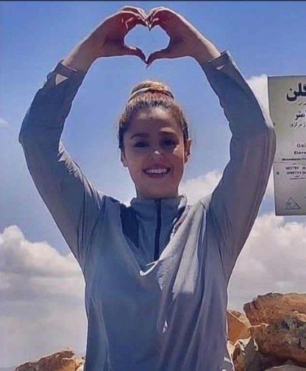 dadban4's tweet photo. «دختری که داشت لحظه‌ی مرگ خودشو فیلم می‌گرفت در حالیکه فریاد میزد "نترسید نترسید.» را یادتان هست؟ 

در روز ۳۰ شهریور ۱۴۰۱، در حالی که در خیابان فیلم می‌گرفت، ناگهان، گلوله‌ای به سمت #غزاله_چلابی شلیک شد و بر زمین افتاد. تلفنش هنوز در دستش بود و در حال ضبط تصویر مردمی که

۱/۲ https://t.co/oaChTouI0b