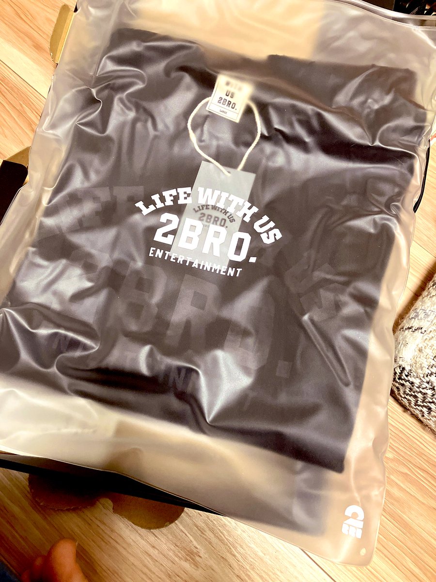 Eightbro5's tweet photo. ばれんたいんにくるとか素敵🥹全てが素敵🫰🏻モノ入ってた袋もタグも全てが可愛い…🤦🏻♀️細かく凝ってて…モノもダメージ加工?可愛いし生地めっちゃしっかりしてる(ᵒ̴̶̷᷄⌑ ᵒ̴̶̷᷅ )今年の夏楽しみ過ぎ🌻
幸せっ!!
ありがとうございます🕶🚩🎧
#2BRO.
#LifeWithUs
#兄者さん
#弟者さん
#おついちさん https://t.co/YniLNr8OD4