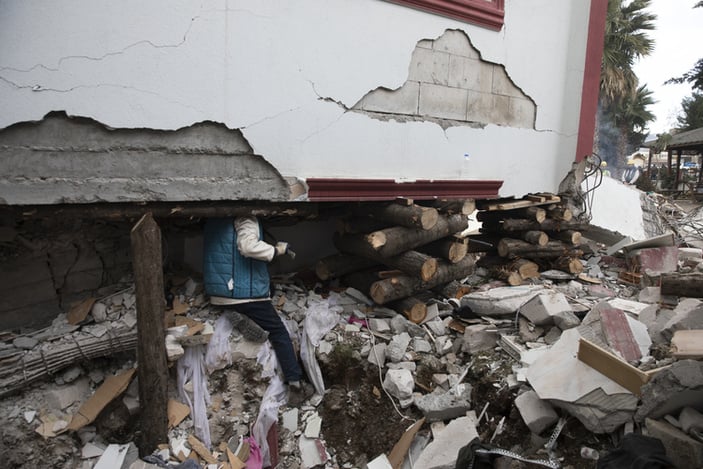 SeyitTosun83's tweet photo. Teknolojik cihaz yok, hilti yok, vinç yok. Baret ve kütüklerle gelip domuz damları yaparak enkazlarda bildiğin maden ocakları açıp canları kurtardılar. Yeminle sizi başımızın üzerine koysak yetmez, hakkınız asla ödenmez... https://t.co/vYz81asPcG