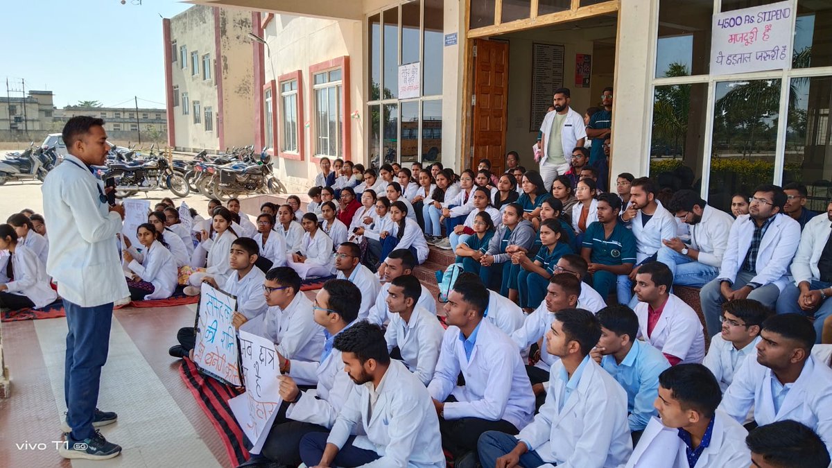 Ndvsu_mp's tweet photo. मामा जी गायों का आप भरपूर ख्याल रखे।
लेकिन गायो के डॉक्टरों की अनदेखी न करे....
#increaseMPvetStipend

@aajtak
@OfficeofSSC
@presidentVCI
@GovernorMP
@ABVPMB
@NSUIMP
@MLApremsinghBJP
@presidentVCI
@DrMohanYadav51
@GovernorMP
@ChouhanShivraj
@CMMadhyaPradesh 
@drsanjeevbalyan https://t.co/pdEbCczdEa