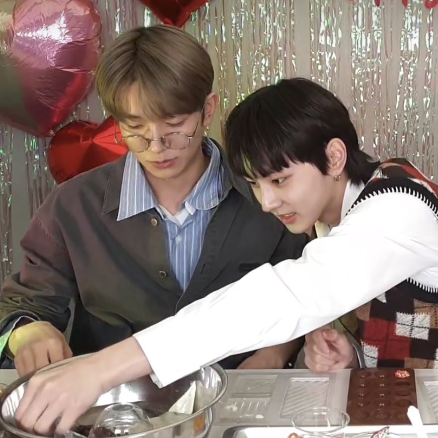 twinzfeed's tweet photo. A HEEWON VALENTINES DATE OHMYGOD https://t.co/r4KGtezQ4z