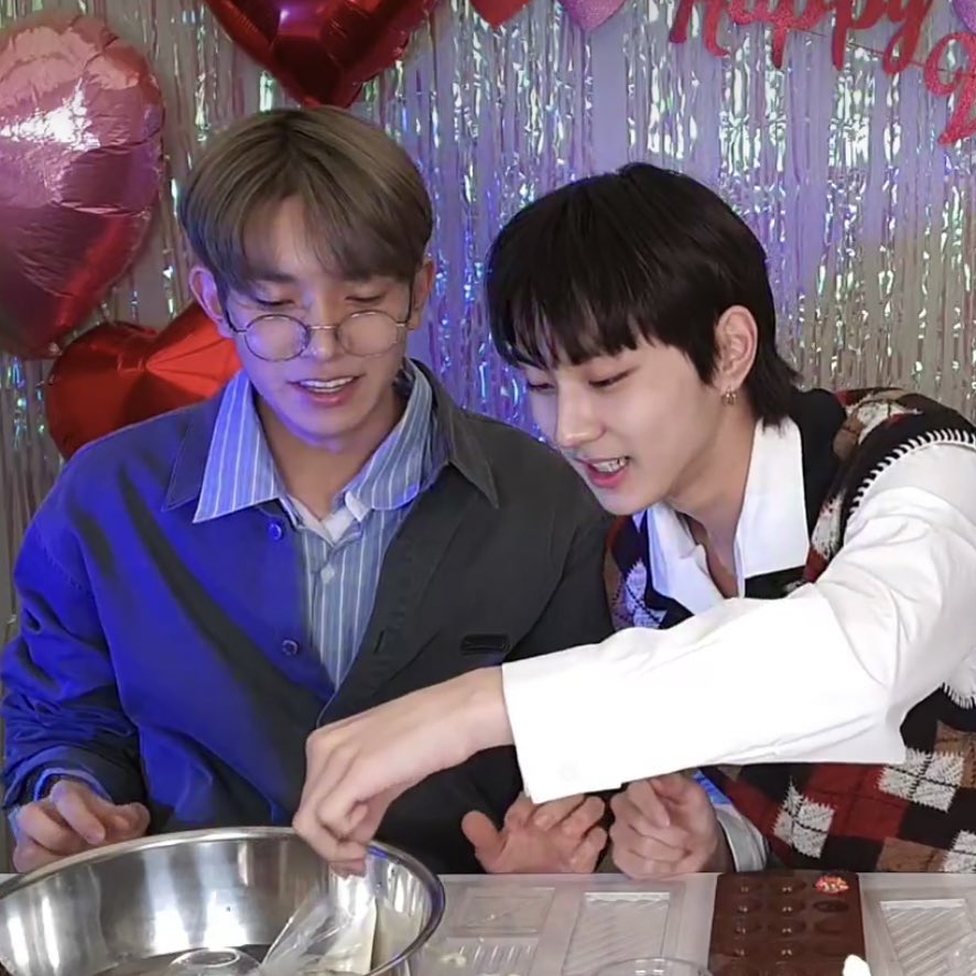 twinzfeed's tweet photo. A HEEWON VALENTINES DATE OHMYGOD https://t.co/r4KGtezQ4z