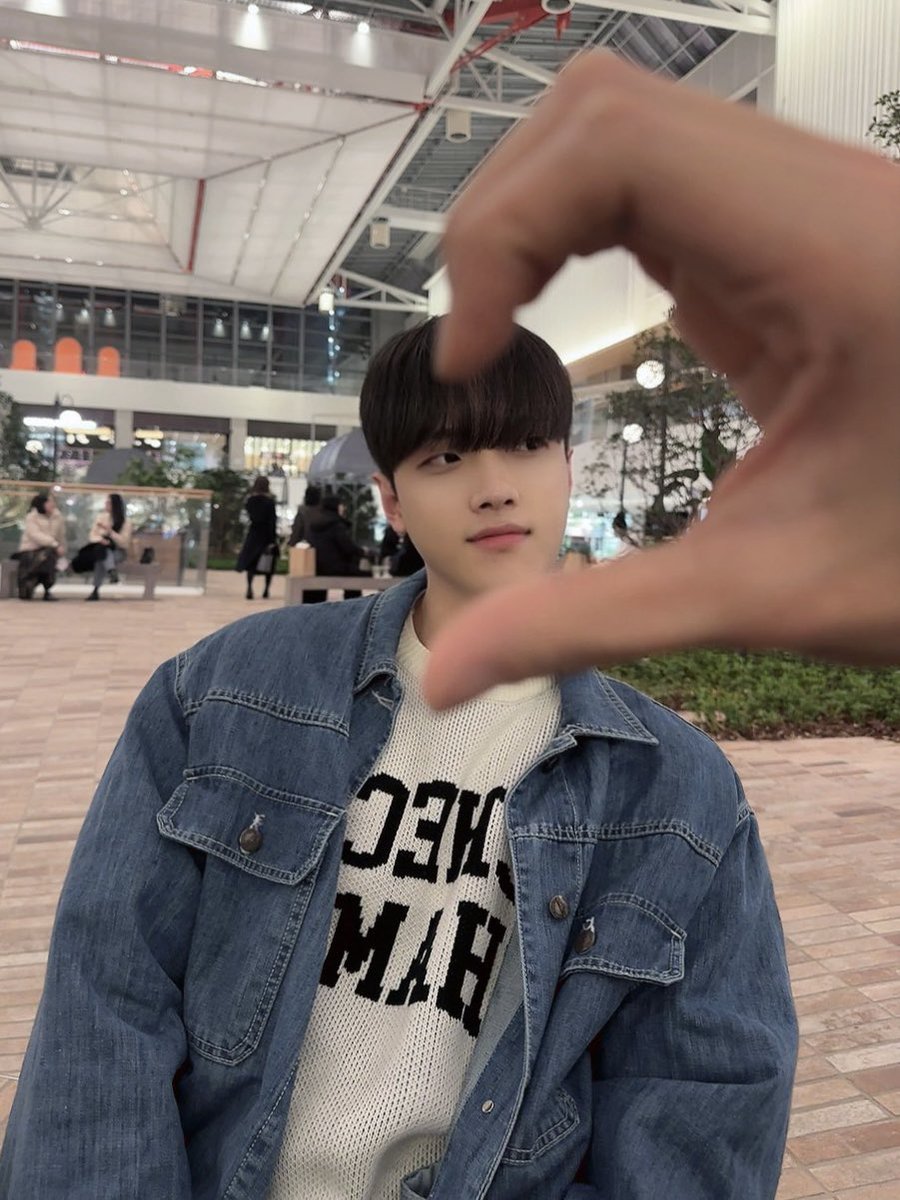 애들아 씨바 경사났다 김창민 남자랑 손잡음