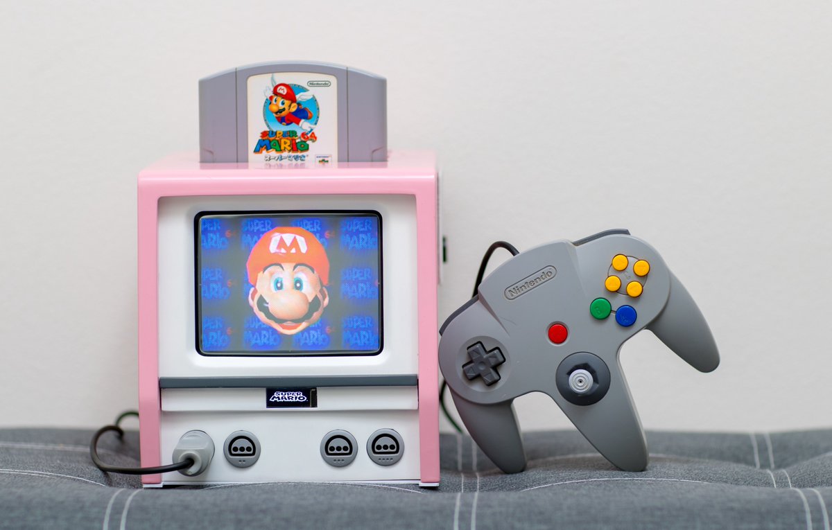 今回はニンテンドー64です！ 6インチの小さなブラウン管テレビを手に 