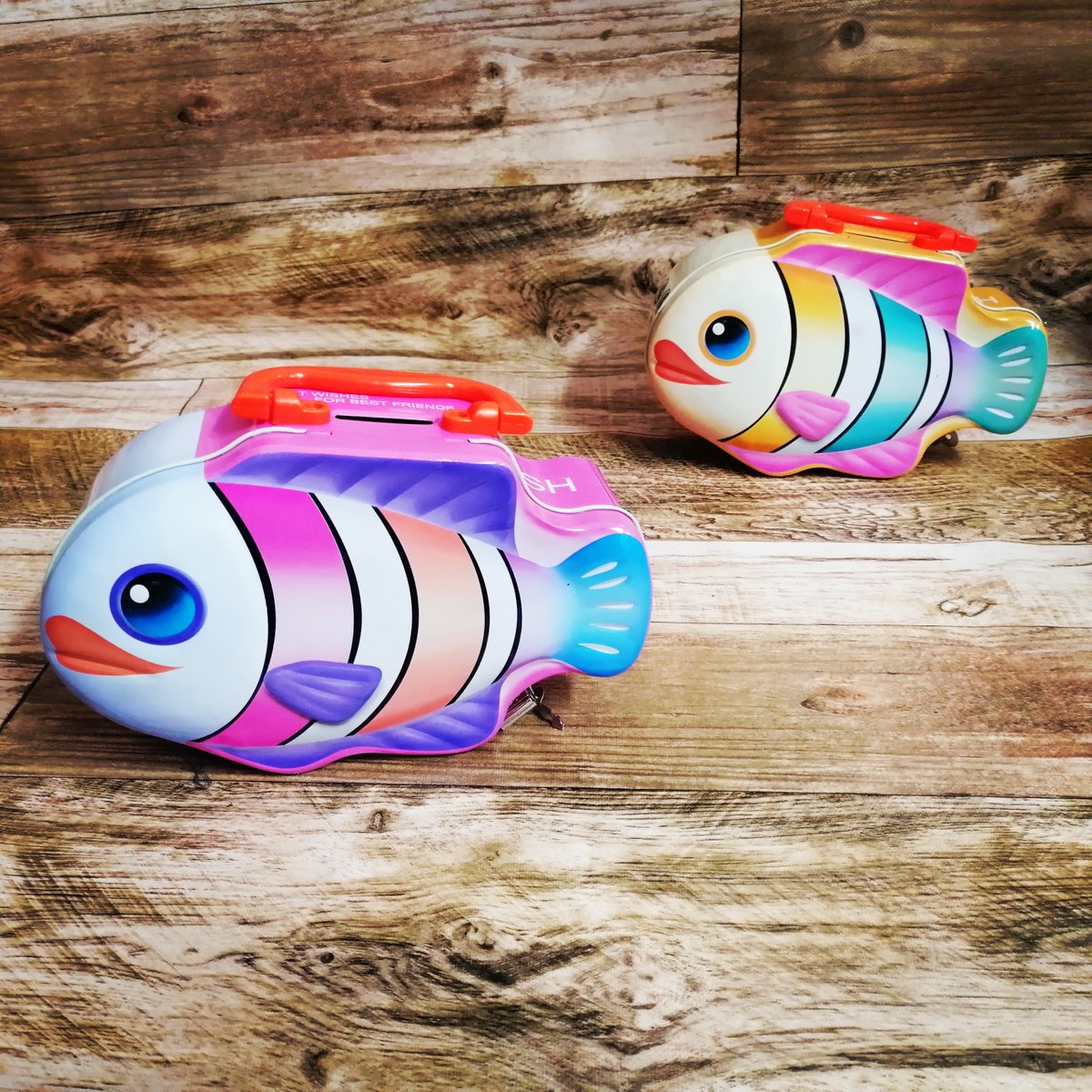 diverkinder's tweet photo. Enseña el valor de ahorrar💰 a tu peque con esta preciosa Hucha metálica con forma de pececito 🐠

👉https://t.co/WxCD7kIt3D https://t.co/7sahjTHe6s