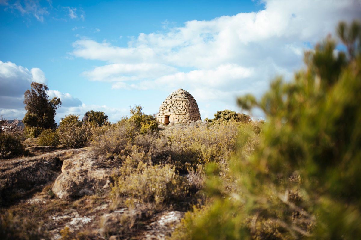 BodegasRoda's tweet photo. Los chozos o guardaviñas son edificaciones de piedra, típicas de La Rioja. Surgieron en el siglo XIX y se utilizaban como refugio de agricultores ante las inclemencias del tiempo.

#BodegasRODA https://t.co/JxNZzEYgEM