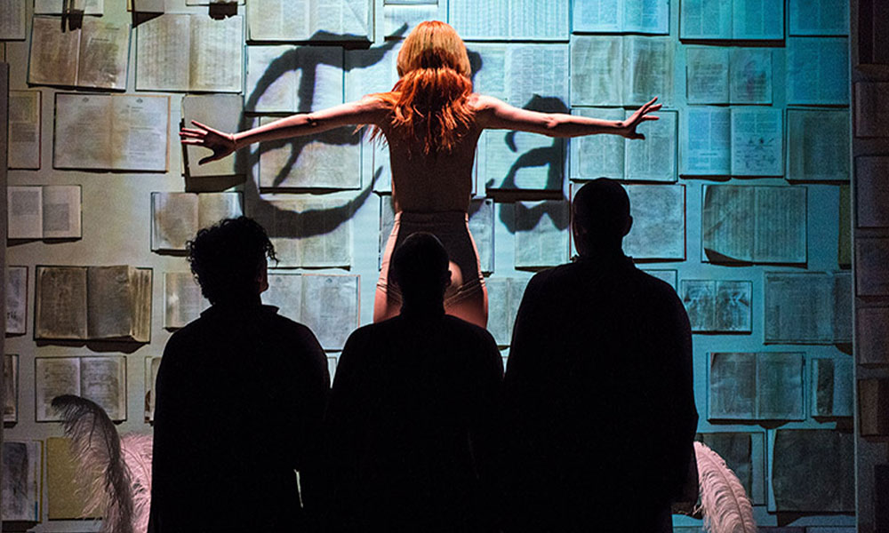 #Orlando, de #VirginiaWoolf, en el <a href="/teatroQSF/">Teatro Quique San Francisco</a> Quique San Francisco 
Un texto que de entrada es difícil representar, como leer la obra, pero acaba teniendo mucho sentido, en los siglos pasados y en la actualidad.
Otra forma de celebrar San Valentín
+Info👇
teatroquiquesanfrancisco.es/programacion/o…