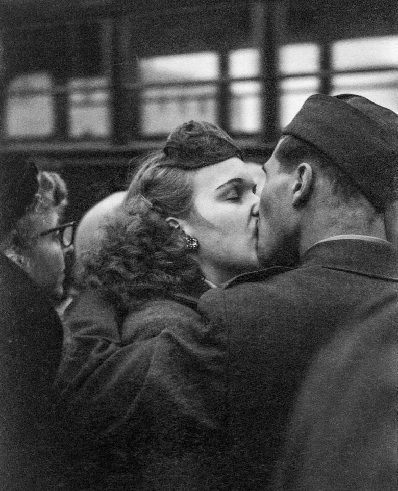 HaroldFeinstein's tweet photo. Bidding Farewell, 1952⁠
⁠
Harold snapped this one on the train platform as troops were departing for Korea.  Missing him on Valentine's Day.  Hope yours is filled with love and beauty.  
⁠
#haroldfeinstein #ValentinesDay #streetphotography #army⁠ https://t.co/2WhS6kPLx0