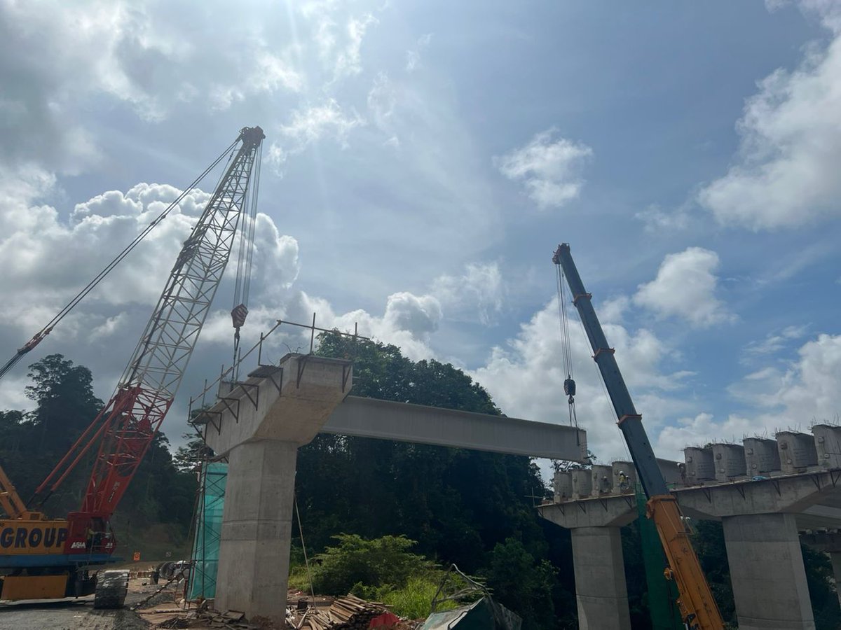 UPKECER2's tweet photo. Kerja-kerja 'launching' rasuk jambatan B2 bagi rentang 3 telah selesai dilaksanakan. Sehingga kini, 3 daripada keseluruhan 7 rentang rasuk selesai dipasang.
#Raubbypass
#CSRforall https://t.co/BYdEKqJWG3