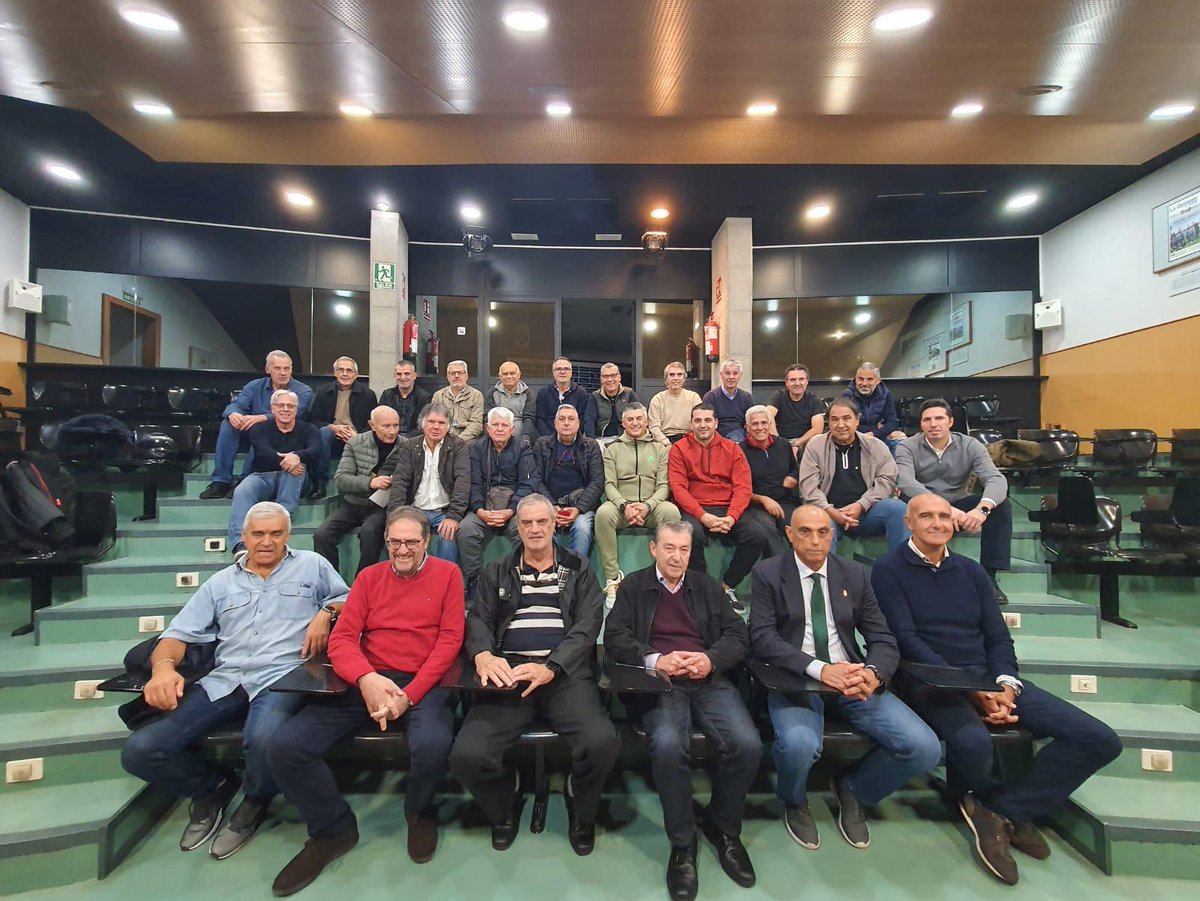 CDTOficial's tweet photo. El @PresidenteCDT mantuvo un encuentro con la Junta Directiva y una amplia representación de @AntiguosCdt.

Los exjugadores #blanquiazules plantearon diferentes iniciativas en su permanente línea de colaboración con el #CDTenerife. https://t.co/h9li7TiBN4