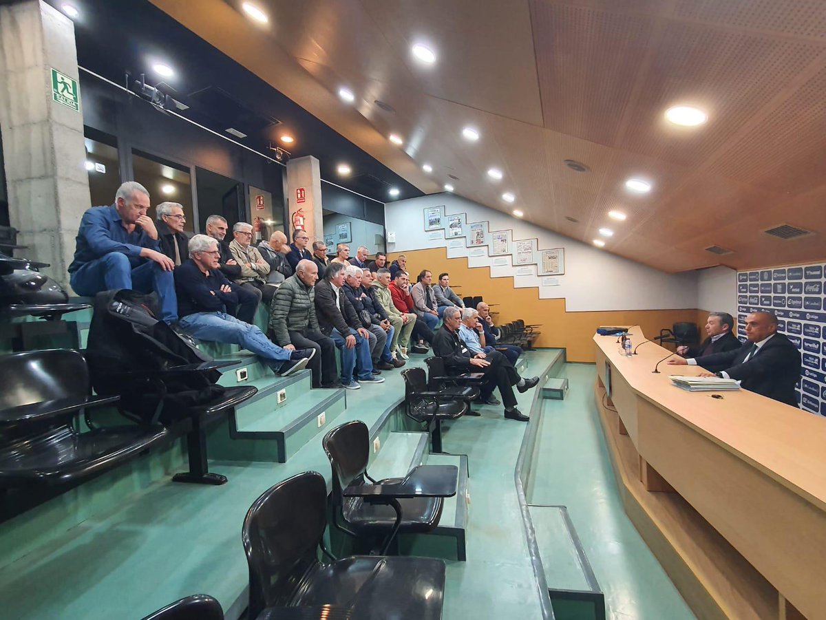CDTOficial's tweet photo. El @PresidenteCDT mantuvo un encuentro con la Junta Directiva y una amplia representación de @AntiguosCdt.

Los exjugadores #blanquiazules plantearon diferentes iniciativas en su permanente línea de colaboración con el #CDTenerife. https://t.co/h9li7TiBN4