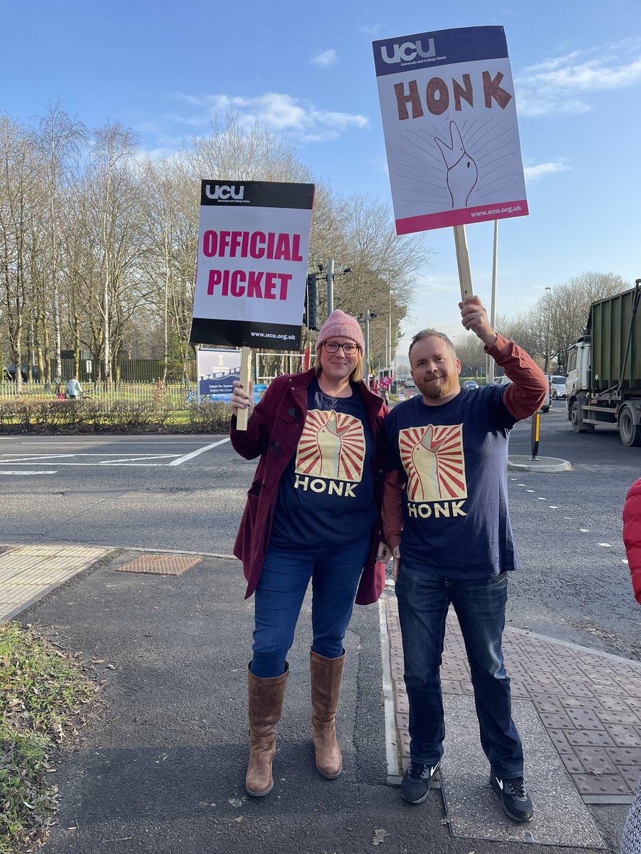 Back on the picket line in style at Singleton Park @SwanseaUcu @UCUWales #honk #ucuRISING #UCUstrike 

Great to hear so many ‘honking horns’ from the public today - we really appreciate the #solidarity and support 💕✊🌹