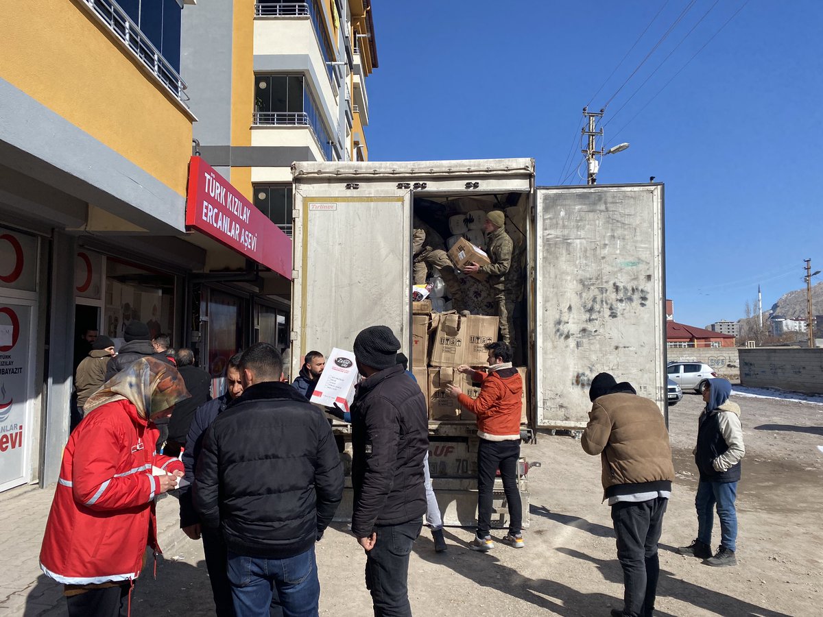 dogubayazitmem's tweet photo. Depremzedelerimiz için ilçemizde başlatılan yardım kampanyasında bugün 14. tırımız dualar eşliğinde yola çıktı.
Halkımıza yardımlarından dolayı çok teşekkür ediyoruz.
@Kizilay 
@AgriValilik 
@agrimem https://t.co/c1knktbcov