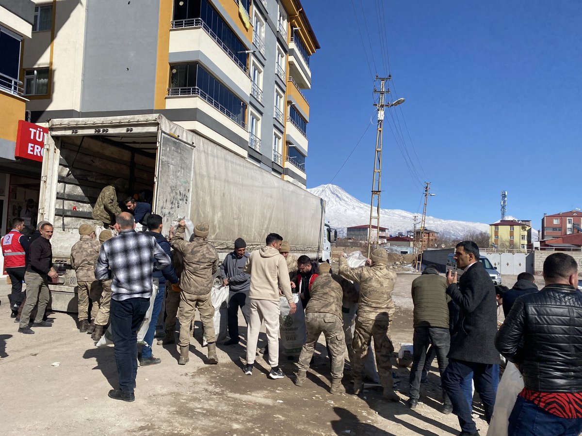 dogubayazitmem's tweet photo. Depremzedelerimiz için ilçemizde başlatılan yardım kampanyasında bugün 14. tırımız dualar eşliğinde yola çıktı.
Halkımıza yardımlarından dolayı çok teşekkür ediyoruz.
@Kizilay 
@AgriValilik 
@agrimem https://t.co/c1knktbcov