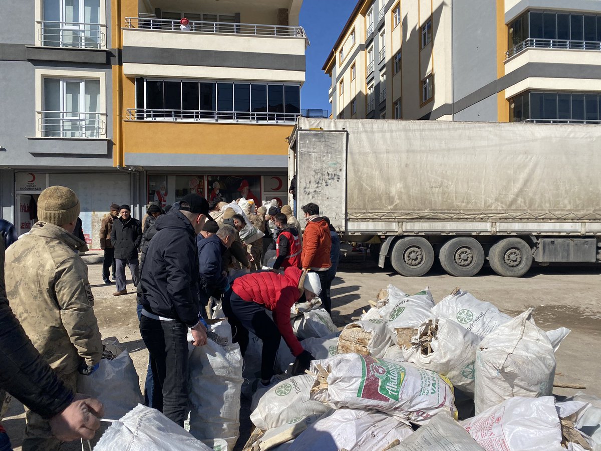 dogubayazitmem's tweet photo. Depremzedelerimiz için ilçemizde başlatılan yardım kampanyasında bugün 14. tırımız dualar eşliğinde yola çıktı.
Halkımıza yardımlarından dolayı çok teşekkür ediyoruz.
@Kizilay 
@AgriValilik 
@agrimem https://t.co/c1knktbcov