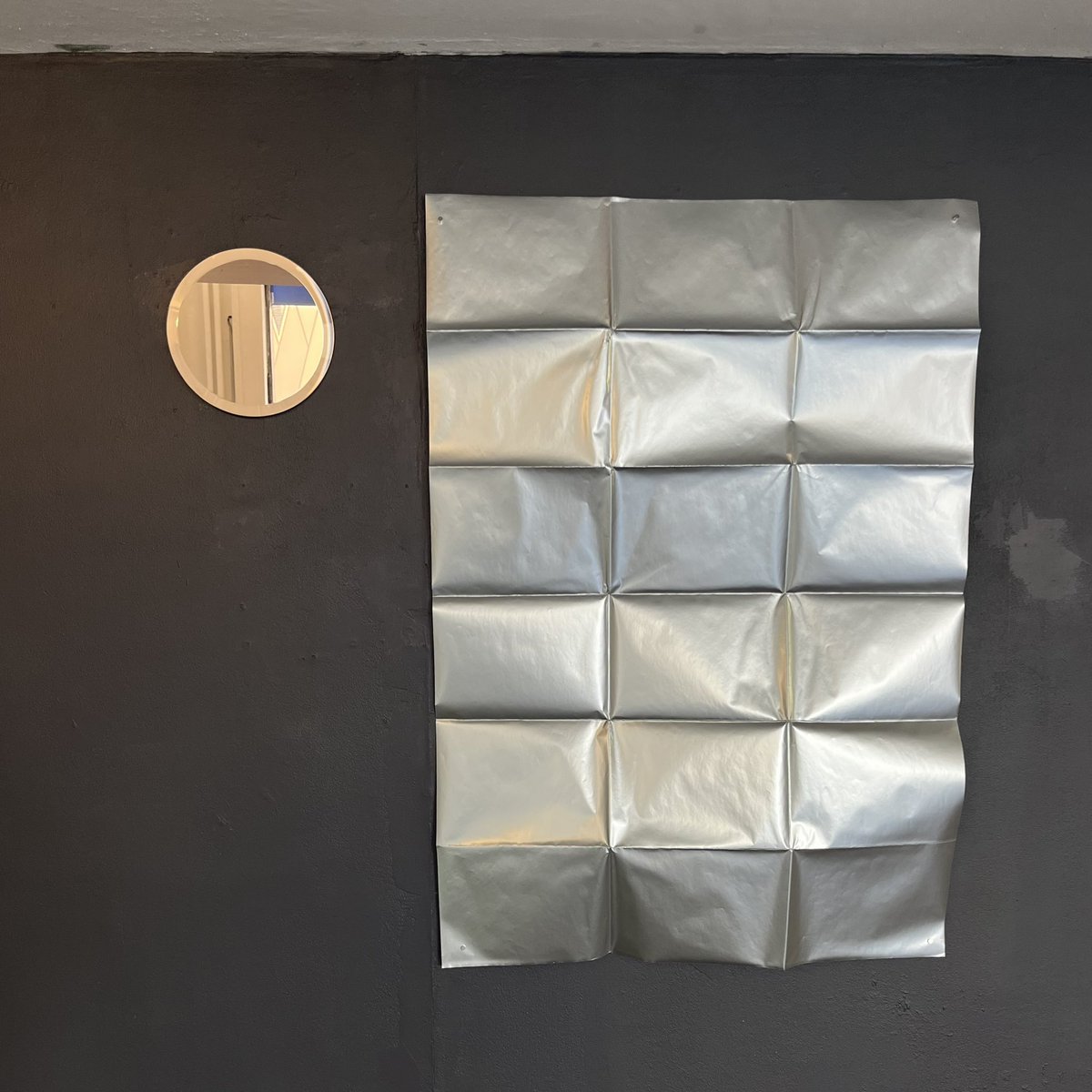 espace_L's tweet photo. Seuils
Vivianne van Singer 
exposition usqu’au 25 février 2023
—-
Dépliés, nuit d’encre, verso, 2022
Encres indigo, magnets, papier chromolux silver
96 x 66 cm https://t.co/oc4U68AyMg