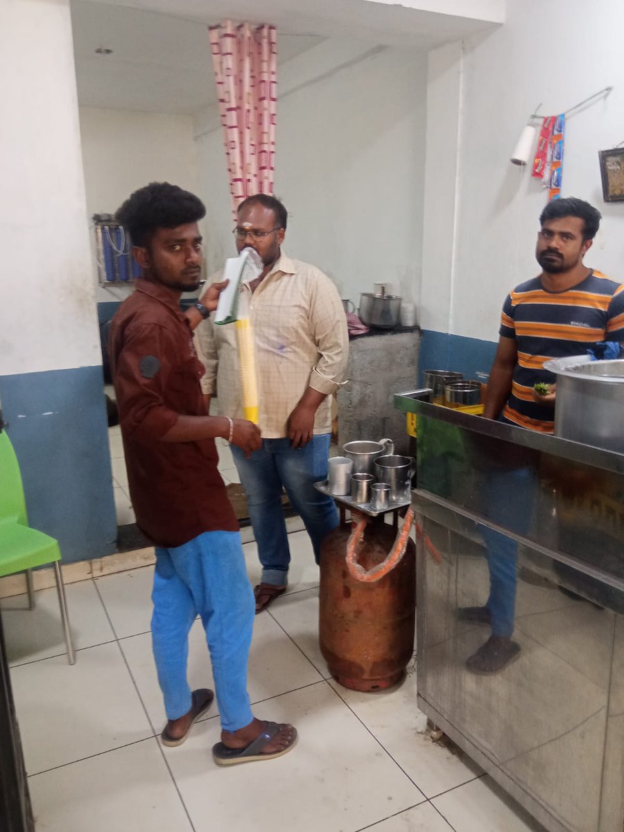 DharapuramM's tweet photo. தாராபுரம் நகராட்சியில் சர்ச் ரோடு கடைக்கு பிளாஸ்டிக் விழிப்புணர்வு ஏற்படுத்தப்பட்டது.  #My_Waste_My_Responsibility @SwachhBharatGov

 @SwachSurvekshan

@MawsTamilNadu

 @MoHUA_India

@RoopaMishra77

@HardeepSPuri

@piutpr https://t.co/uIAdpABH7i