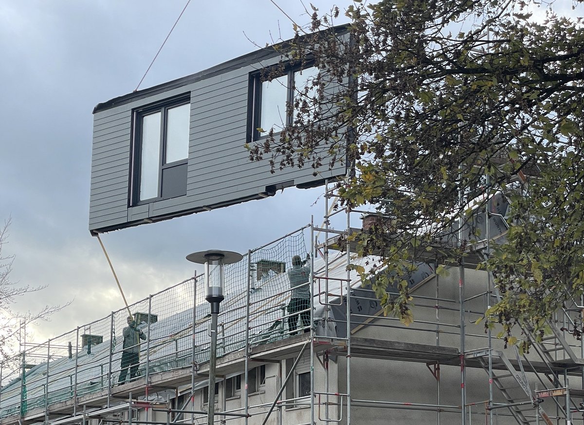 EnergiesprongDE's tweet photo. #ecoworks verbaut im #Living Lab der @LEGwohnen fassadenintegrierte TGA-Module, die eine Strangsanierung überflüssig machen. 👍 https://t.co/oZuhabCokl