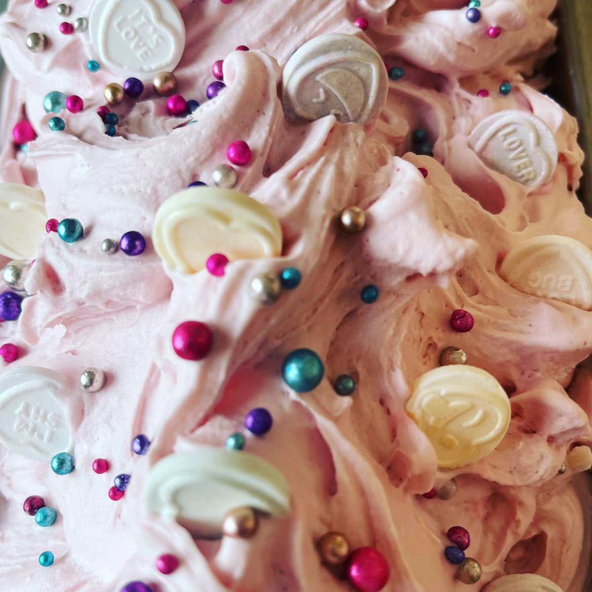 💘Happy Valentines ice cream L💓VERS 
💓We’re back tomorrow with L💓VEHEART ice cream 
💘Keeping with the L💓VE theme this week and through half-term 
💓We can’t wait to see you all 
#valentinesicecream #valentinestreats #lovehearticecream <a href="/swizzels_sweets/">Swizzels</a> 
#icecreamfarm