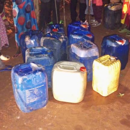 MagazineJimbere's tweet photo. ⛽️11 bidons de mazout de 40 litres chacun ont été saisis dans un ménage à #Kagongo en @RumongeProvince dans la nuit de ce 13/2/2023
🚧 Des sources indiquent que ce #carburant aurait été dérobé à #SogeaSatom qui construit la route Rumonge-Gitaza https://t.co/ijObXcaFBB
#Burundi https://t.co/MeS9HrqYom