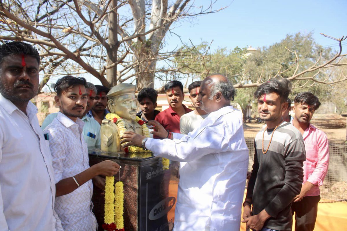 vijugouda_patil's tweet photo. ಪುಲ್ವಾಮ ದಾಳಿ ಹುತಾತ್ಮರ ಸಂಸ್ಮರಣಾ ದಿನದ ಅಂಗವಾಗಿ ಮಮದಾಪುರ ಗ್ರಾಮದ ವೀರ ಯೋಧ ರಾಮಪ್ಪ ಸಿದ್ದಪ್ಪ, ತೇಲಿ ಹಾಗೂ ಮಲ್ಲಿಕಾರ್ಜುನ ಹಣಮಂತ ಮೂರಬಂಡಿ ಅವರ ಸ್ಮಾರಕಕ್ಕೆ ಭೇಟಿ ನೀಡಿ ಗೌರವ ಸಲ್ಲಿಸಿ, ಯೋಧರ ತ್ಯಾಗ, ಬಲಿದಾನದ ಕುರಿತು ಸ್ಮರಿಸಲಾಯಿತು. #vijugoudapatil #bableshwar #teamVSP https://t.co/jXdsbArYCk