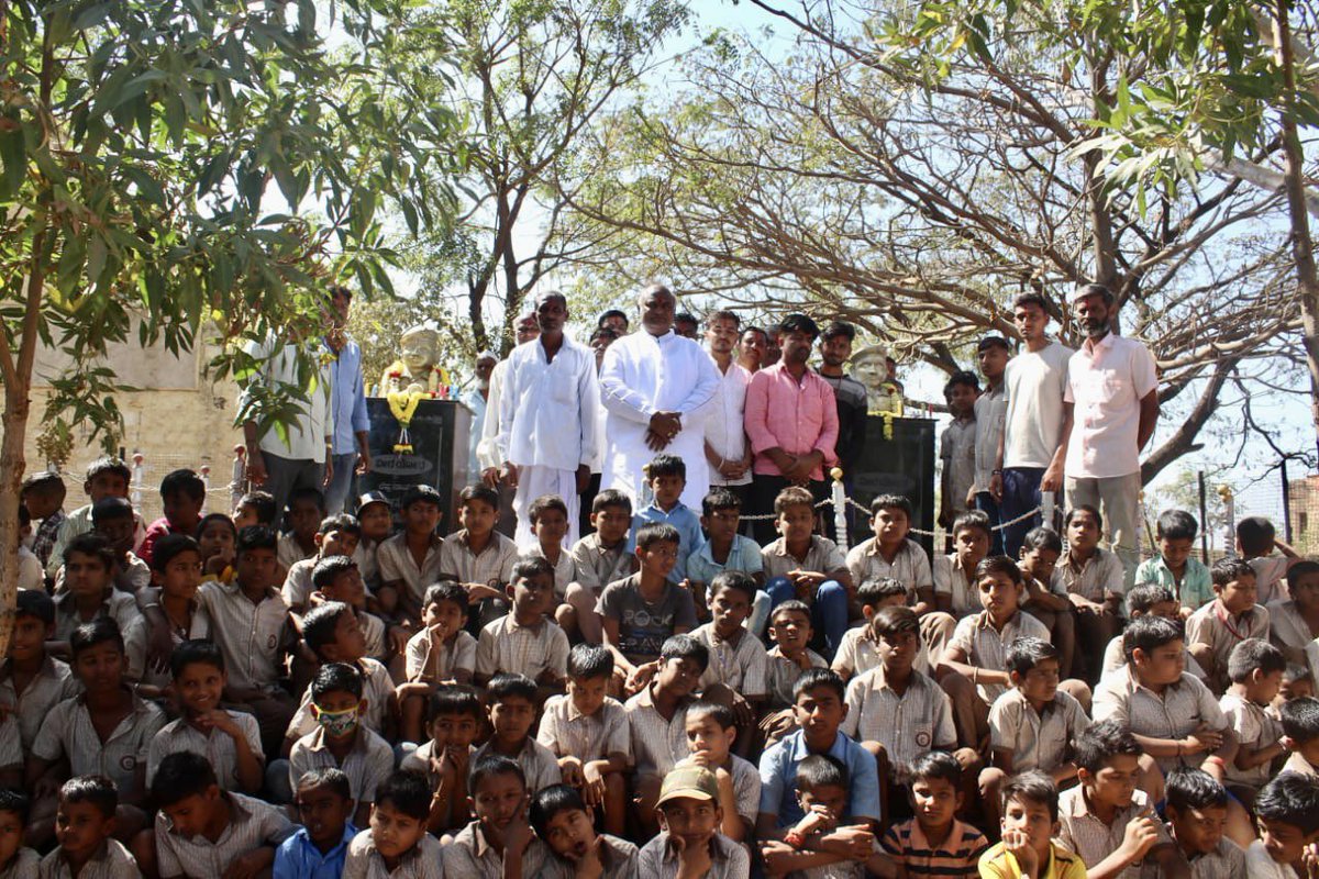 vijugouda_patil's tweet photo. ಪುಲ್ವಾಮ ದಾಳಿ ಹುತಾತ್ಮರ ಸಂಸ್ಮರಣಾ ದಿನದ ಅಂಗವಾಗಿ ಮಮದಾಪುರ ಗ್ರಾಮದ ವೀರ ಯೋಧ ರಾಮಪ್ಪ ಸಿದ್ದಪ್ಪ, ತೇಲಿ ಹಾಗೂ ಮಲ್ಲಿಕಾರ್ಜುನ ಹಣಮಂತ ಮೂರಬಂಡಿ ಅವರ ಸ್ಮಾರಕಕ್ಕೆ ಭೇಟಿ ನೀಡಿ ಗೌರವ ಸಲ್ಲಿಸಿ, ಯೋಧರ ತ್ಯಾಗ, ಬಲಿದಾನದ ಕುರಿತು ಸ್ಮರಿಸಲಾಯಿತು. #vijugoudapatil #bableshwar #teamVSP https://t.co/jXdsbArYCk