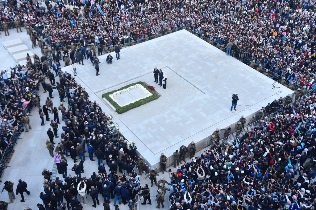 saadhariri's tweet photo. وصل الرئيس سعد الحريري الى ضريح الرئيس الشهيد #رفيق_الحريري، حيث بدأ بتحية الجماهير المحتشدة، ترافقه النائبة السابقة بهية الحريري وعمه شفيق، ثم قرأ الفاتحة عن روح والده. https://t.co/y0S7u8ykmk