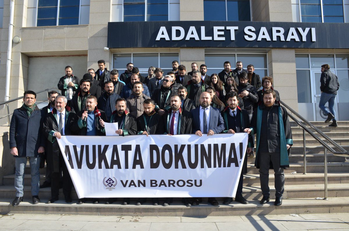 VanBaro's tweet photo. AVUKATA YÖNELİK ŞİDDETİN MEŞRULAŞTIRILMASINA İZİN VERMEYECEĞİZ… https://t.co/01xBzxEQw2