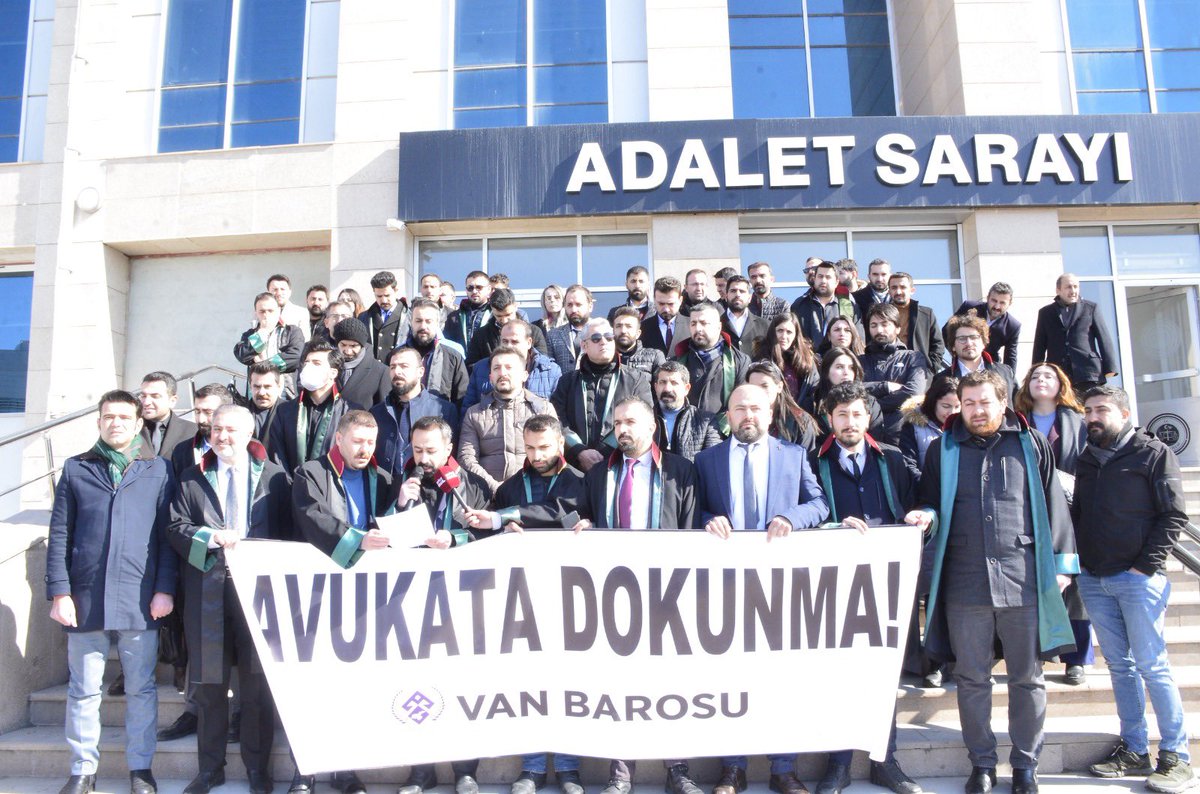 VanBaro's tweet photo. AVUKATA YÖNELİK ŞİDDETİN MEŞRULAŞTIRILMASINA İZİN VERMEYECEĞİZ… https://t.co/01xBzxEQw2