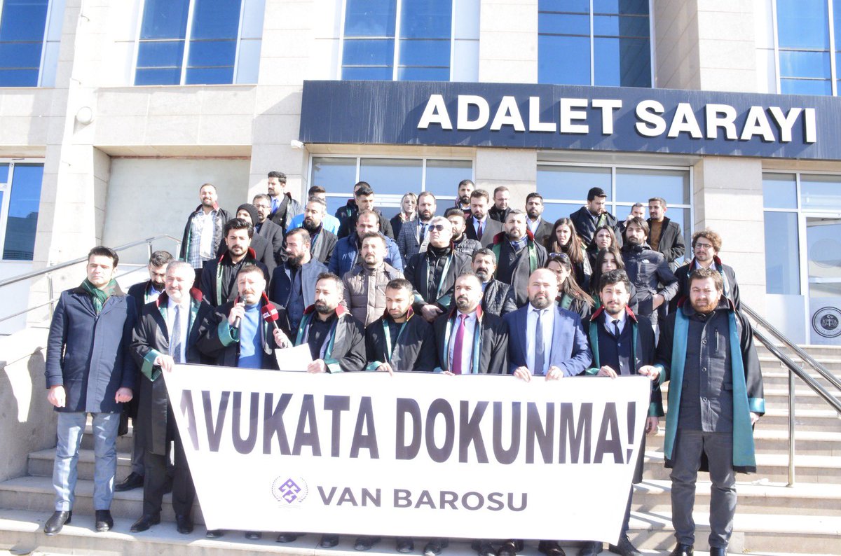 VanBaro's tweet photo. AVUKATA YÖNELİK ŞİDDETİN MEŞRULAŞTIRILMASINA İZİN VERMEYECEĞİZ… https://t.co/01xBzxEQw2