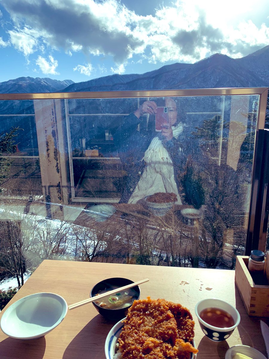 i_mikilove's tweet photo. この雪化粧をした山々に囲まれて、暖かな陽射しの中で食べたわらじカツ丼、味も気持ちもロケーションも、めちゃんこ最高なお食事でした！
#秩父 #三峰 #埼玉 #三峯神社 https://t.co/kuP6XPD0uF