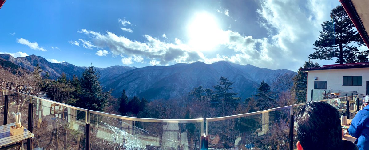 i_mikilove's tweet photo. この雪化粧をした山々に囲まれて、暖かな陽射しの中で食べたわらじカツ丼、味も気持ちもロケーションも、めちゃんこ最高なお食事でした！
#秩父 #三峰 #埼玉 #三峯神社 https://t.co/kuP6XPD0uF
