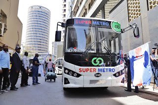 BasiGoKenya's tweet image. The number of Electric Buses in Kenya keeps growing! Today, we handed @SuperMetro_Ke its first electric bus. The bus will ply the CBD-Kikuyu and CBD Kitengela routes. Tag us when you spot it or take a ride!
#BasiGoMovement #Emobility