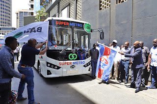 BasiGoKenya's tweet image. The number of Electric Buses in Kenya keeps growing! Today, we handed @SuperMetro_Ke its first electric bus. The bus will ply the CBD-Kikuyu and CBD Kitengela routes. Tag us when you spot it or take a ride!
#BasiGoMovement #Emobility