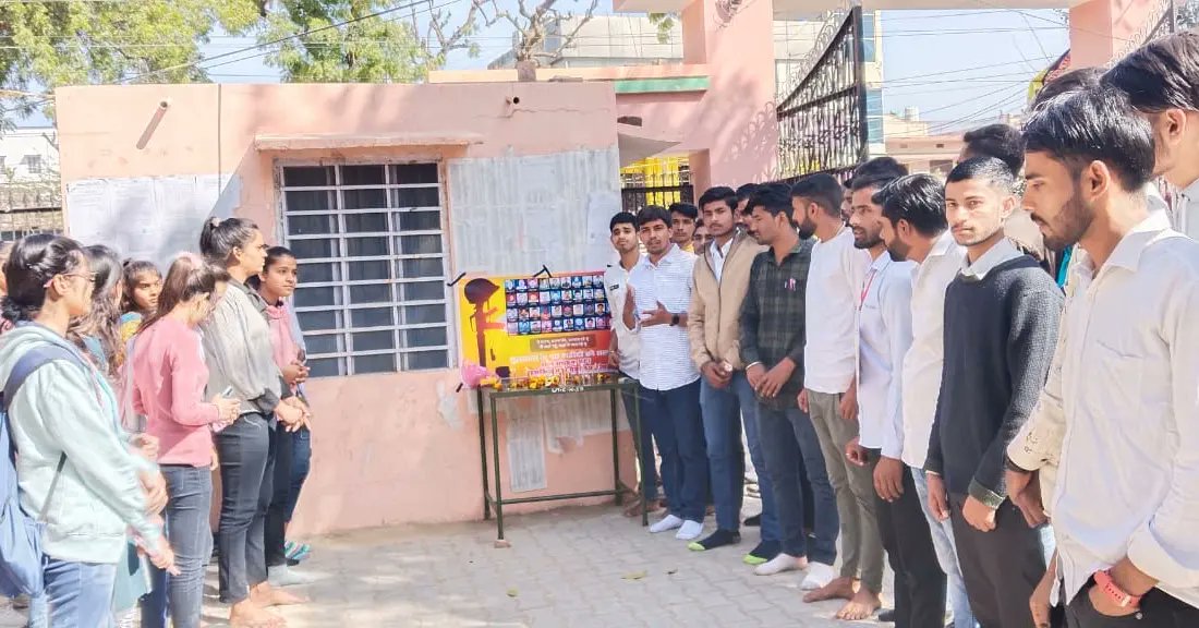 jhunjhunu_sfi's tweet photo. *पुलवामा में शहीद हुए सीआरपीएफ के जवानों की स्मृति में आज महाविद्यालय में एसएफआई साथियों द्वारा पुष्प अर्पित कर श्रद्धांजलि दी गई ।
#PulwamaAttack 
#SFI 
#sfi_khetri 
#sfi_झुंझुनूं 
#JoinSFI 
#Be_a_complete_student https://t.co/7WniKua643
