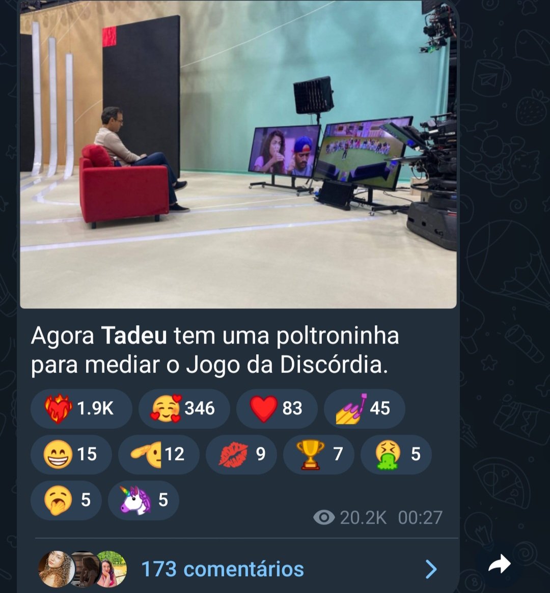 giohvf's tweet photo. agora que eu me toquei que tadeu assiste eles pela televisão na minha cabeça ele era tipo um deus onipresente https://t.co/6jzndylooH
