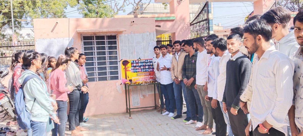 jhunjhunu_sfi's tweet photo. *पुलवामा में शहीद हुए सीआरपीएफ के जवानों की स्मृति में आज महाविद्यालय में एसएफआई साथियों द्वारा पुष्प अर्पित कर श्रद्धांजलि दी गई ।
#PulwamaAttack 
#SFI 
#sfi_khetri 
#sfi_झुंझुनूं 
#JoinSFI 
#Be_a_complete_student https://t.co/7WniKua643