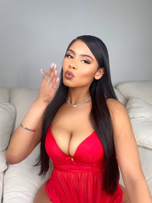 Be my Valentine&rsquo;s date ?? ❤️ https://t.co/LghUtJfEj5